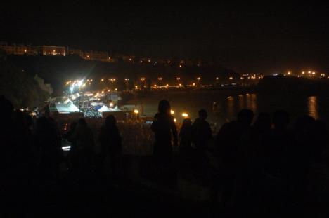 festival crowd sines