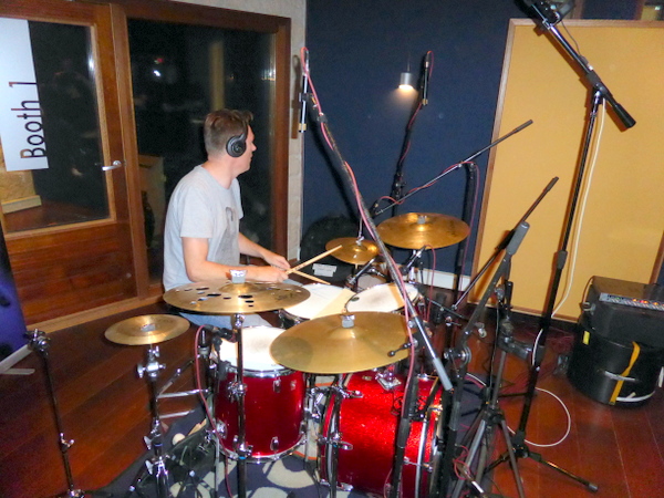 Stefan Kruger in de studio met Audix microfoons