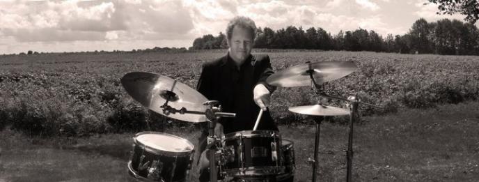 Arthur Bont als drummer en songwriter