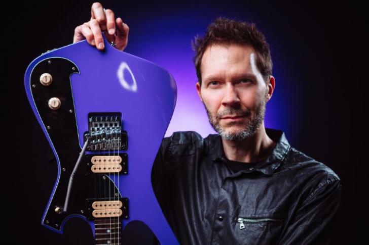 Paul Gilbert analyseert zijn nieuwe album Behold Electric Guitar