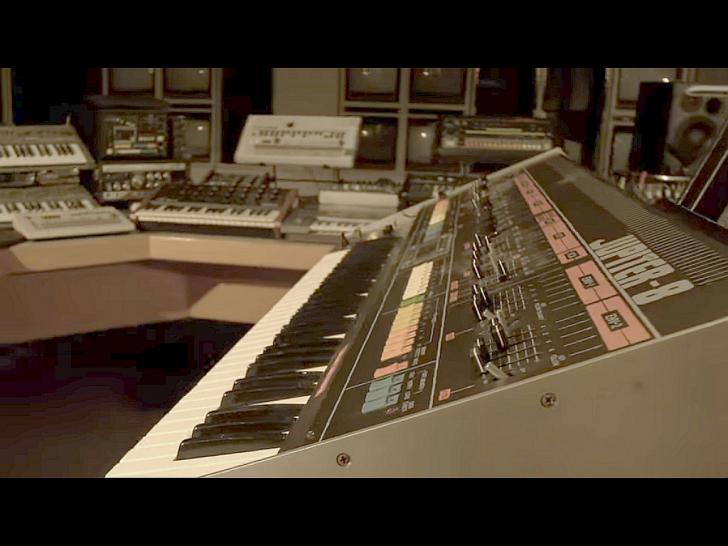 Nieuwe 808 state video met veel vintage synths