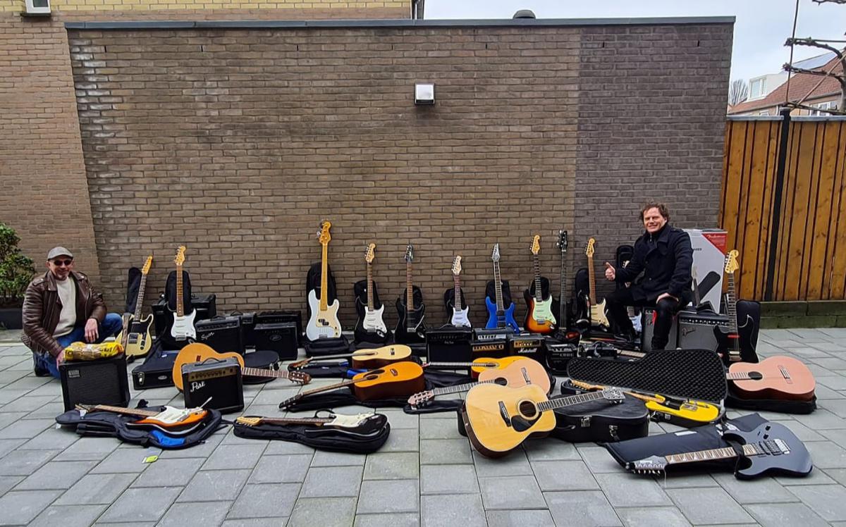 revolutie Octrooi Melodieus Gitarist Ruben Hoeke helpt kwetsbare kinderen aan een gratis gitaar -  Gitarist.nl