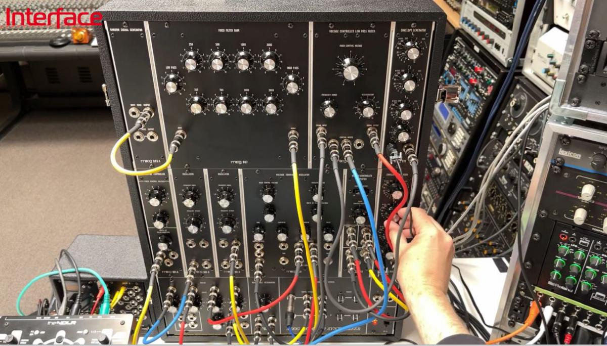 Videoreview van de Moog Model 10 modulaire synthesizer 
